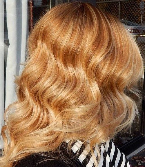 světlo copper wavy hairstyle