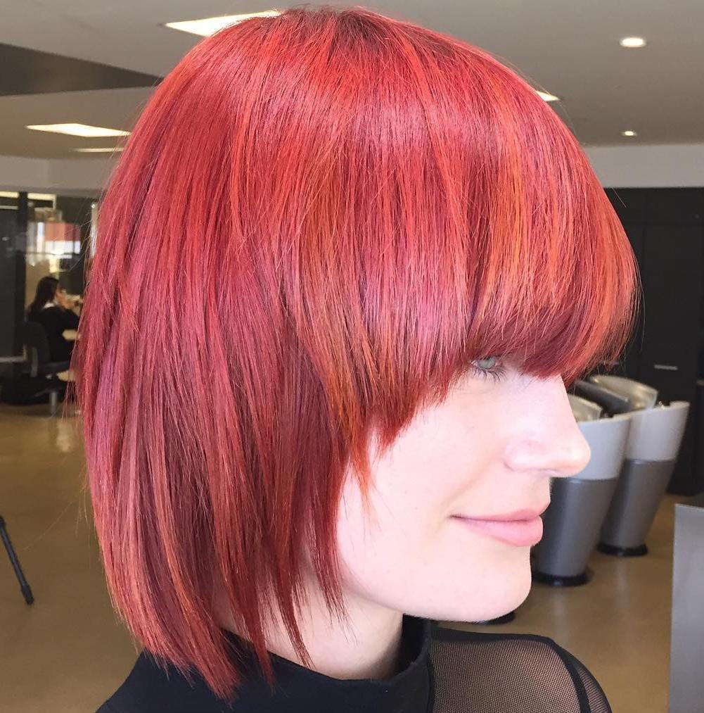 Kurzes Magenta-Haar mit roten Höhepunkten
