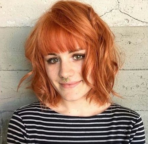 chaotický curly bob hairstyle with straight bangs