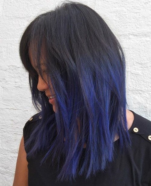 střední layered black hair with blue highlights