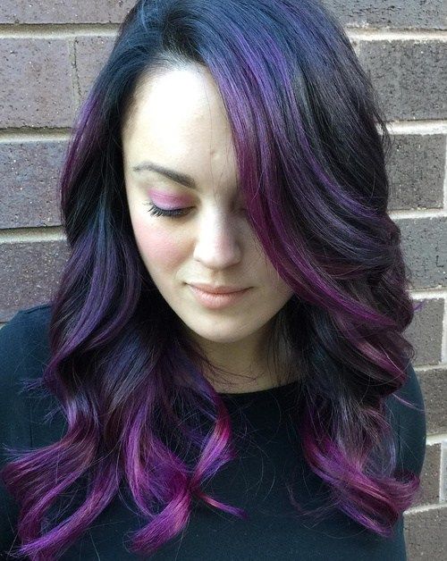 schwarze Haare mit violetter Balayage