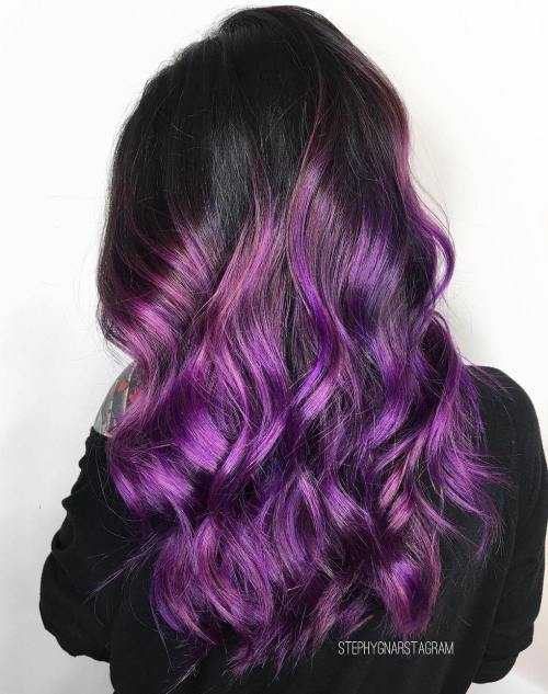 黑发的紫色Balayage