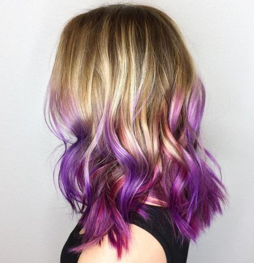 有紫色Ombre的蜂蜜金发