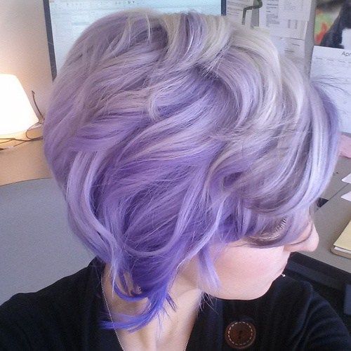 krátký wavy lavender hairstyle