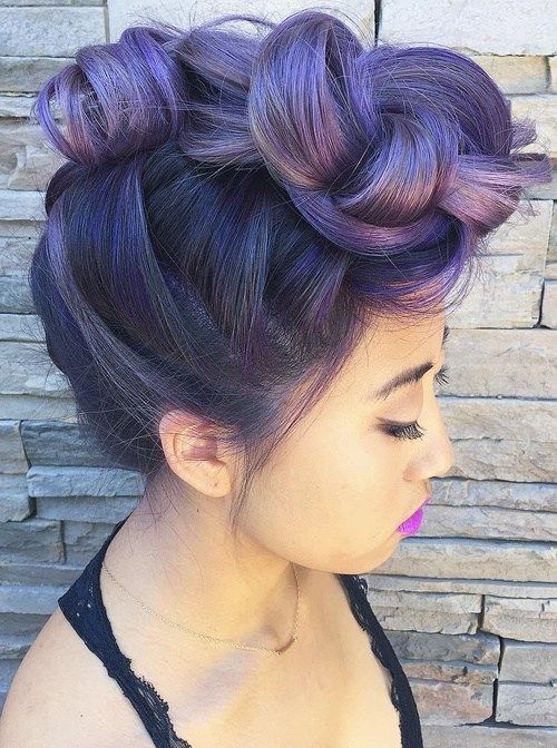 深色头发的淡紫色ombre