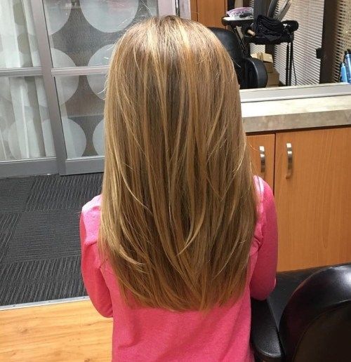 Lange überlagerte Frisur für kleine Mädchen