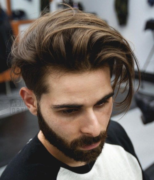 Männer's Long Undercut Haircut