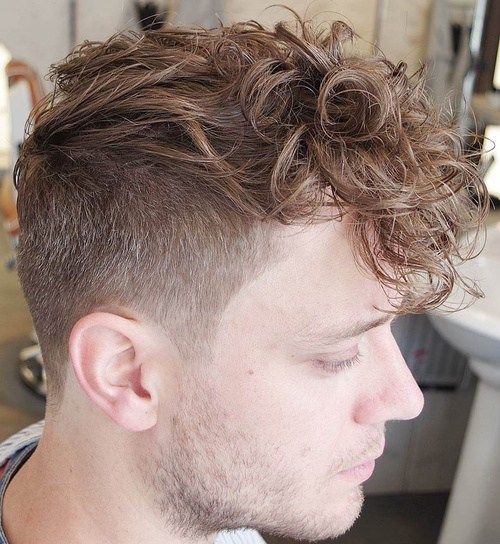 Männer's undercut for curly hair