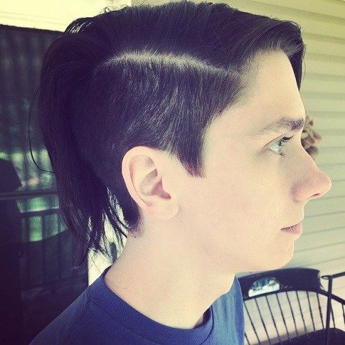 Lange unterschnittene Frisur für Jungs