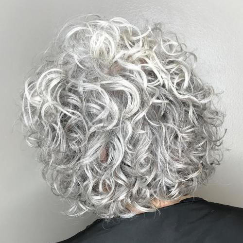 Kurzes bis mittleres graues dauergewelltes Haar