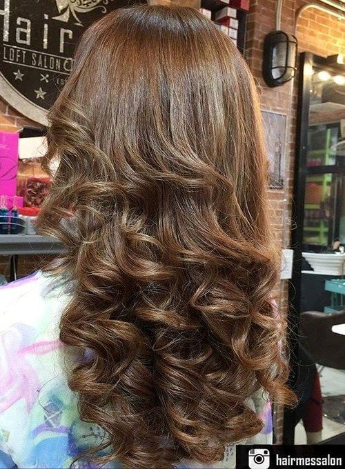 дълго loose curly hairstyle