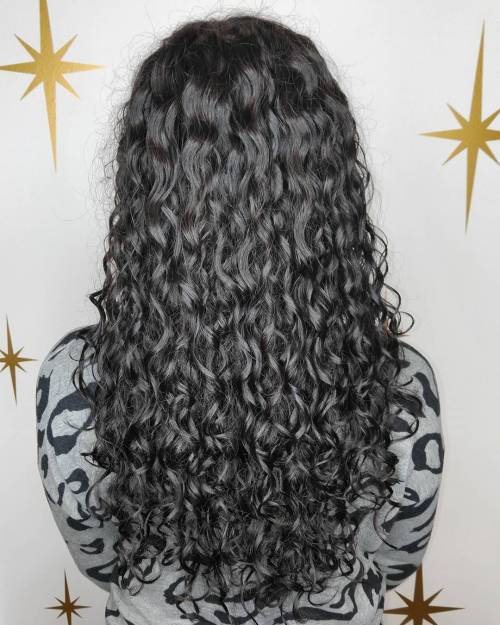 Langes schwarzes dauergewelltes Haar