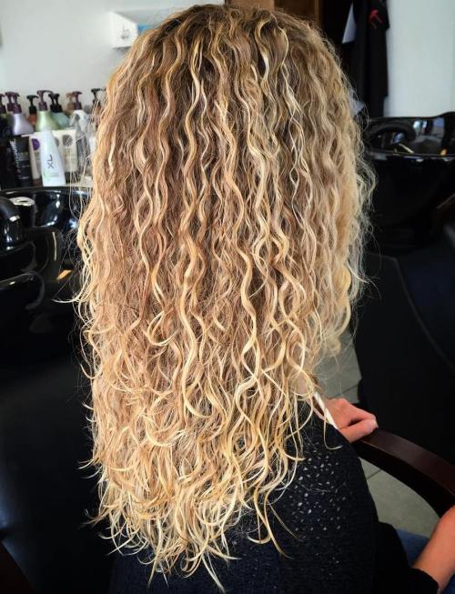 Langes braunes blondes Dauerwelle-Haar