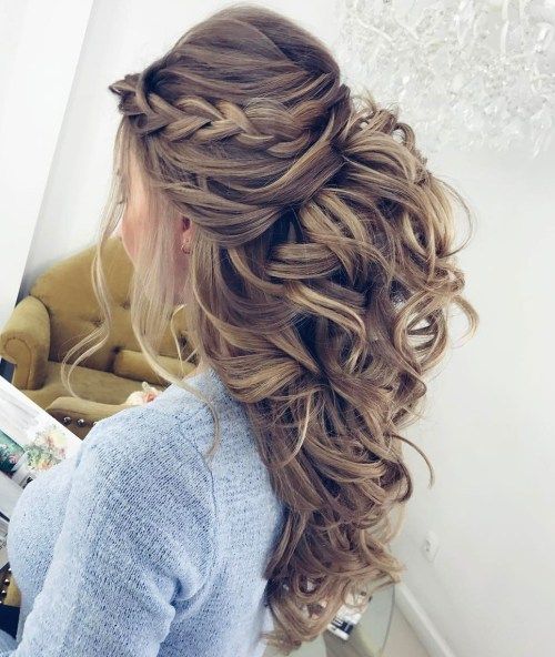 Kudrnatý Half Updo With A Braid And Bouffant