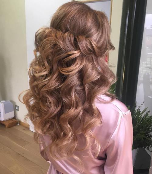 Objemný Curly Half Updo With A Bouffant