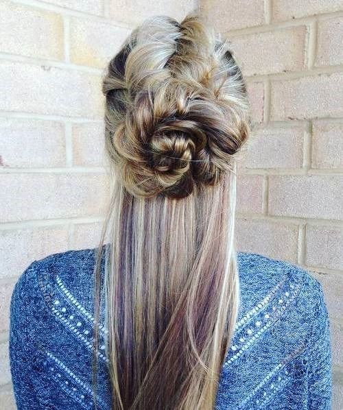разхвърлян Half Updo With Two Knots