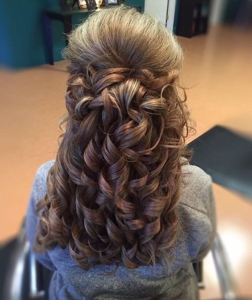 наполовина Up Half Down Curly Hairstyle With Bouffant