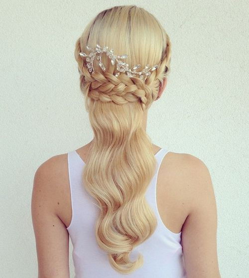 svatební blonde half up hairstyle with a braid