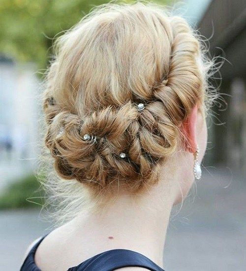 roztomilý updo for medium hair for prom