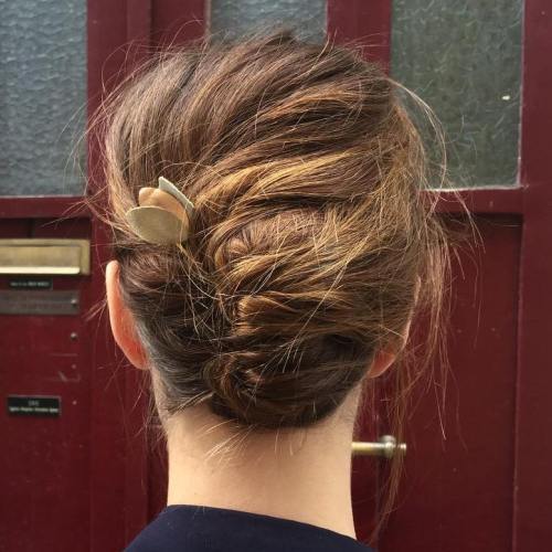 Chaotický French Roll Updo