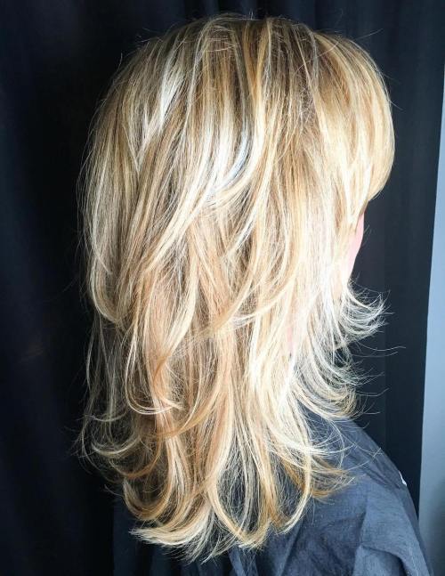 Blondýnka Layered Hairstyle With Flipped Ends