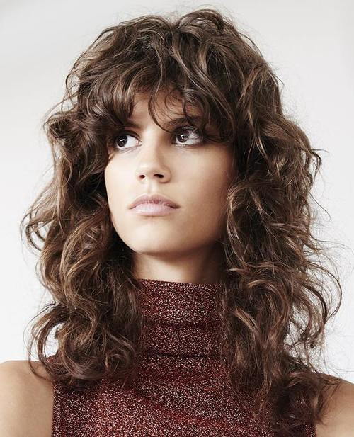 дълго curly shag hairstyle with bangs