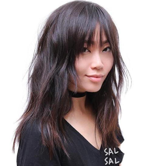 Asiatischer langer überlagerter Haarschnitt
