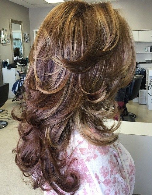 дълго Layered Flicked Hairstyle