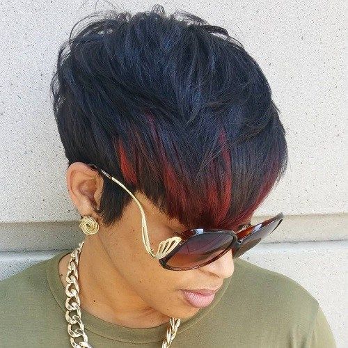 krátký black hairstyle with red bangs