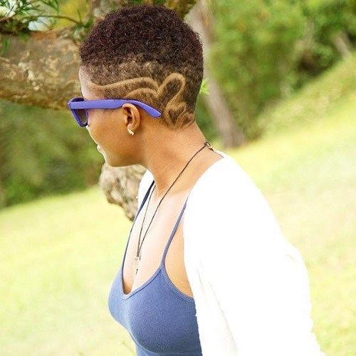 Дами's natural short hairstyle with designs