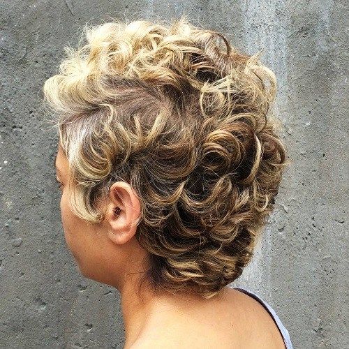 африкански American short curly hairstyle