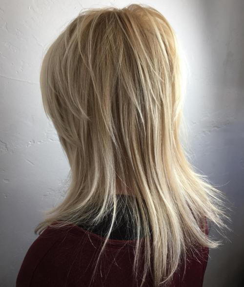 Střední Blonde Layered Hairstyle