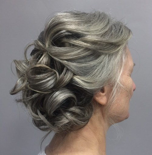 Grey Curly Updo für Mutter der Braut