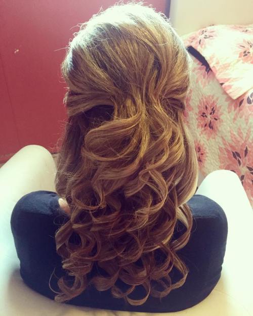 дълго Curly Half Up Hairstyle