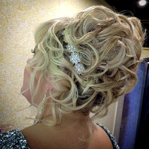 къдрав updo for mothers of brides