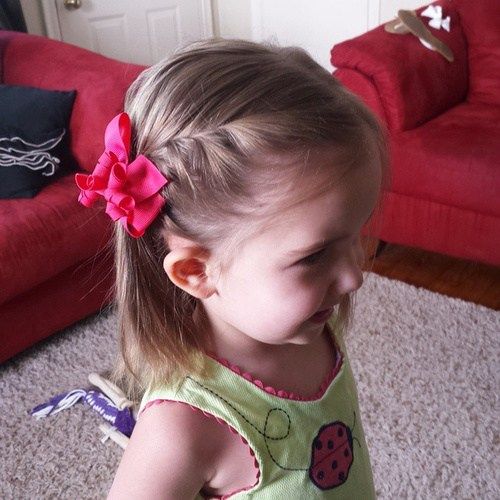 تصفيفة الشعر الجانبية جديلة للفتيات الصغيرات البالغ من العمر 4 سنوات