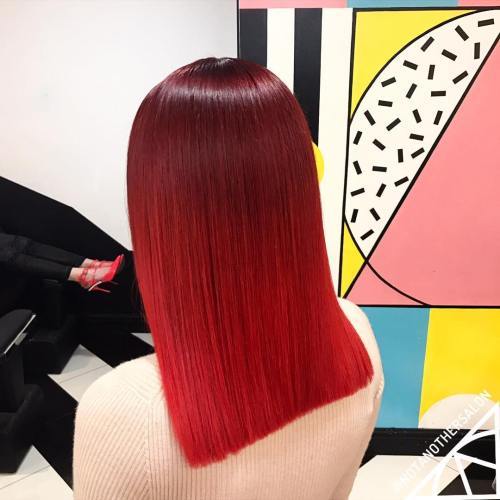 Střední Blunt Cherry Red Ombre Hairstyle