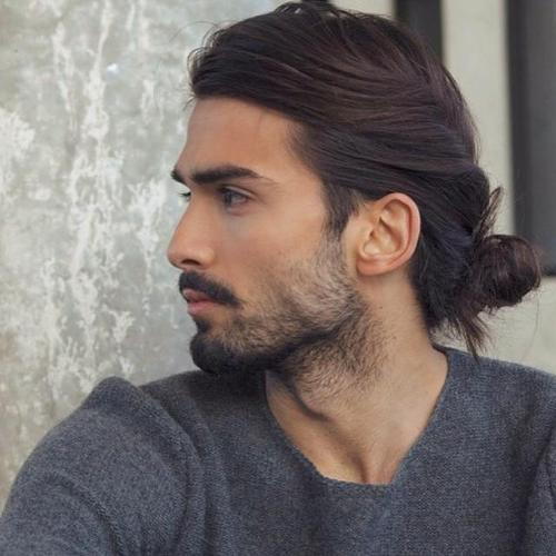 Männer's low knot casual hairstyle