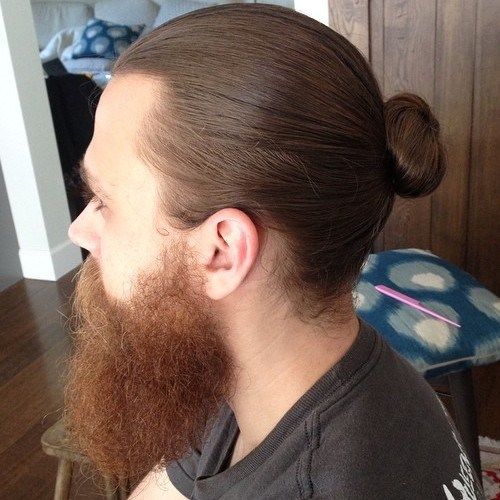 Mann Brötchen mit Bart
