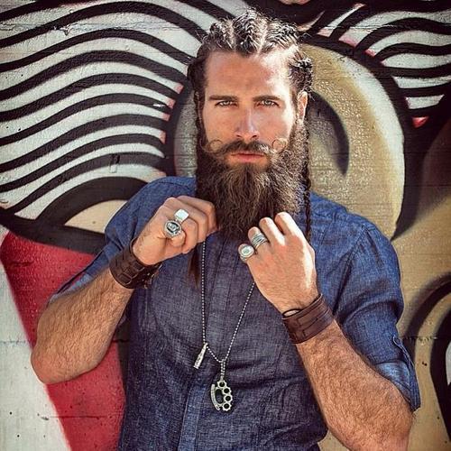 Männer's braids and a full beard