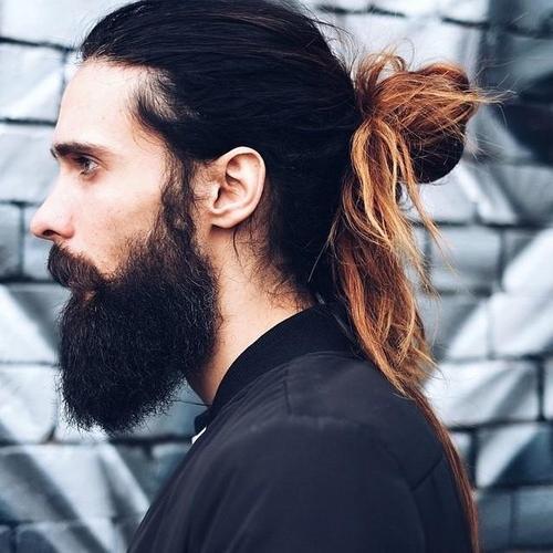 Männer's messy knot for long hair