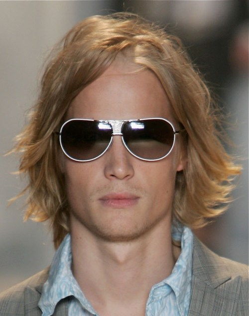 blonde geschichtete Frisur für Männer
