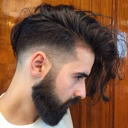 Männer's Long Undercut Haircut