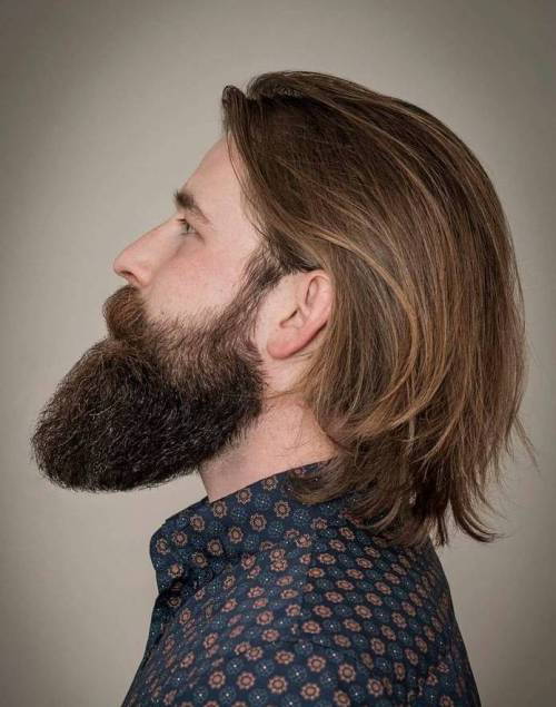 Lange Männer's Hairstyle With Beard
