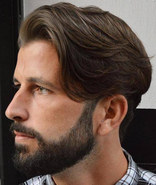Mittlerer konischer Haarschnitt mit Bart