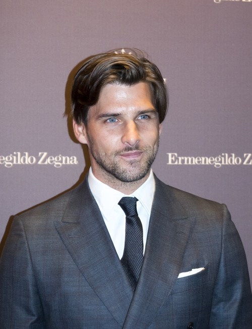 střední hairstyle for men with straight hair