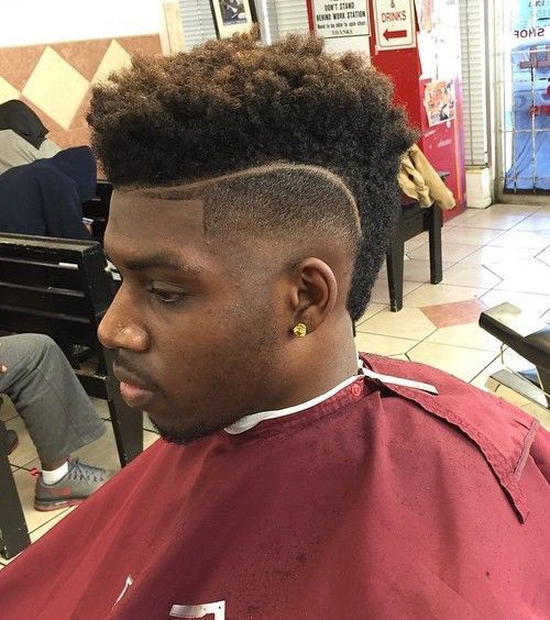 Mohawk verblassen Haarschnitt für schwarze Männer mit rasierten Linien