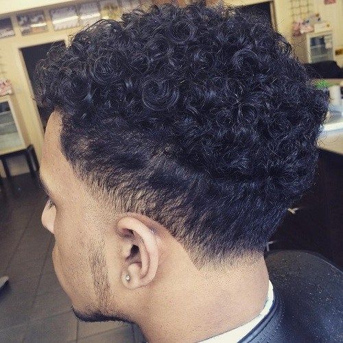 Männer's Curly Short Black Haircut