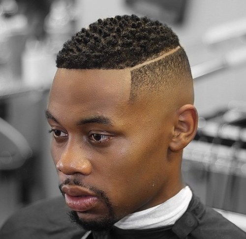 cool fade Haarschnitt für schwarze Männer mit einem rasierten Teil