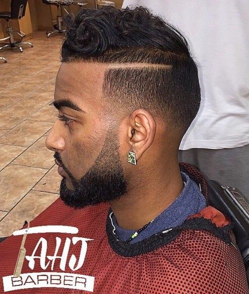 verblassen Haarschnitt für schwarze Männer mit einer rasierten Teillinie